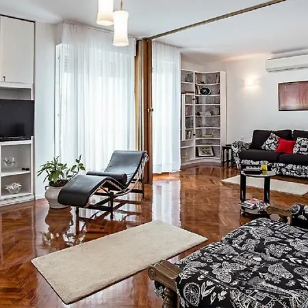 Milana - Cozy With Free Parking Split