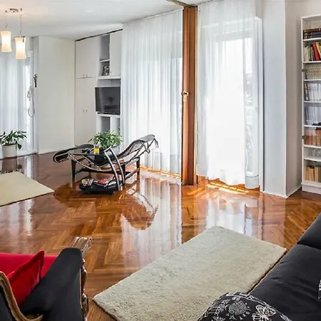 Milana - Cozy With Free Parking Split