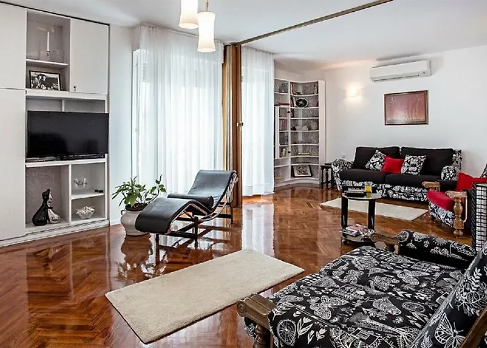 Milana - Cozy With Free Parking Split