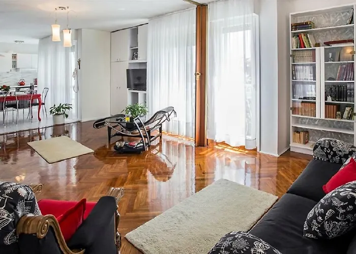 Milana - Cozy With Free Parking 스플리트